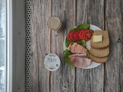 Zdjęcie przedstawia Dietę z ograniczeniem łatwoprzyswajalnych węglowodanów: Masło extra Szynka pieczona w ogniu wieprzowa z dod.wodą, wędzona, pieczona, parzona Pomidor Kawa zbożowa z mlekiem Chleb Graham Jogurt typu islandzkiego naturalny Skyr Sałata zielona Pasta z twarogu i koncentratu pomidorowego